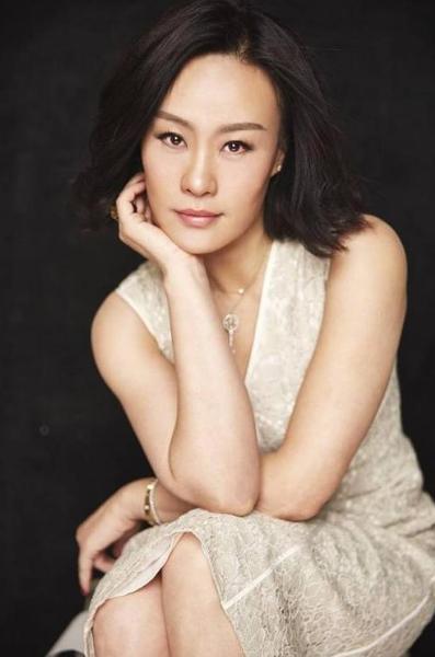 女儿邬君梅效忠美国,79岁朱曼芳如何自处?