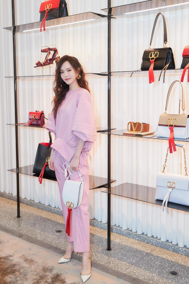 唐嫣穿米白色连衣裙配红色毛衣背心,活力时尚