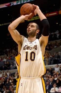 欧洲的白人大个射手(目前已退役),他叫做:弗拉迪米尔·拉德马诺维奇