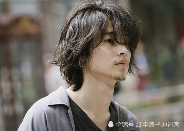 松冈茉优曾在2019年凭借《小偷家族》和《花牌情缘:结》获得第61届蓝