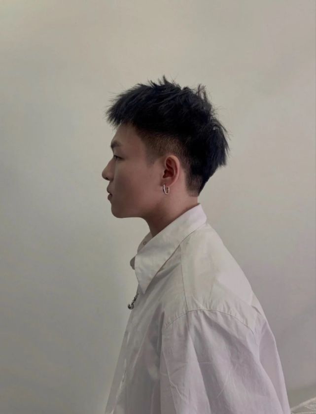 钢夹烫短发这款短发的重点就是两侧头发需从上到下由深到浅渐变 亚洲