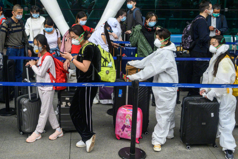 美国小留学生包机回国!都是年幼的娃娃,防护服都不合身!