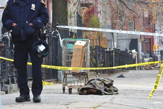 医院都进不去,每天几百人在纽约街头或家中死去,美国出动特种部队收尸
