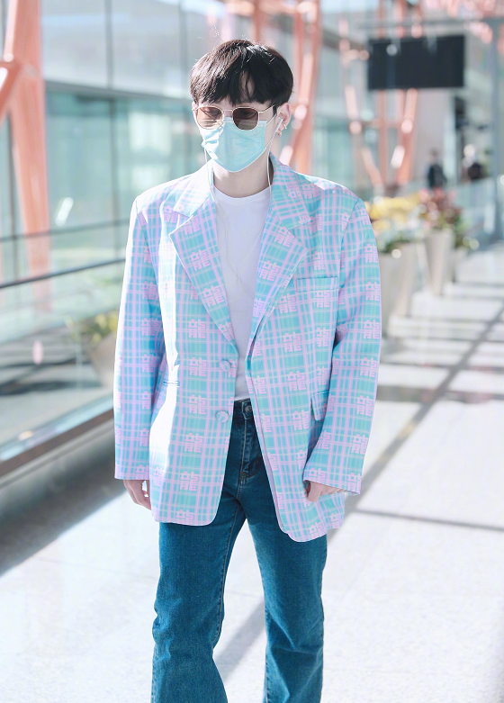 朱星杰身着格纹西装搭配蓝牛仔简洁清爽青春有活力十足