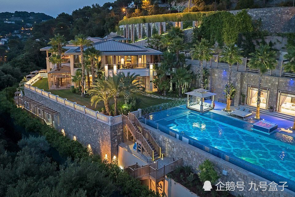 富豪携美女飞法国住44万一晚庄园,私人飞机刚落地就被警察劝返