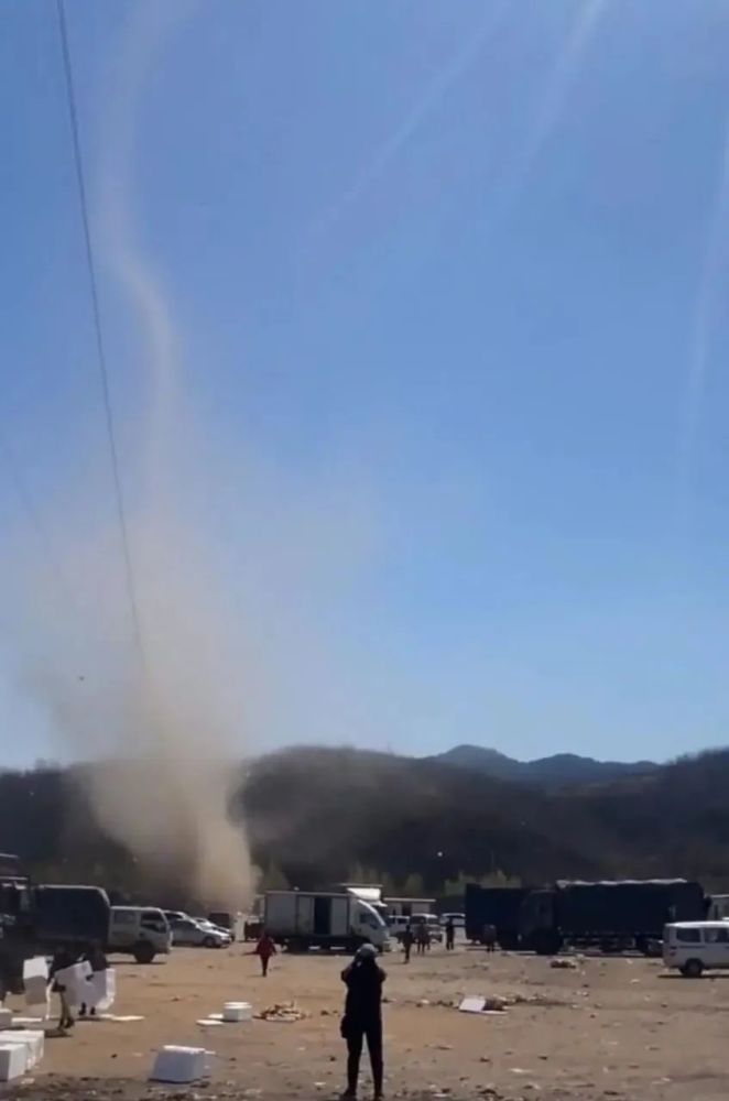 葫芦岛一市场突刮龙卷风!风高达20多米!