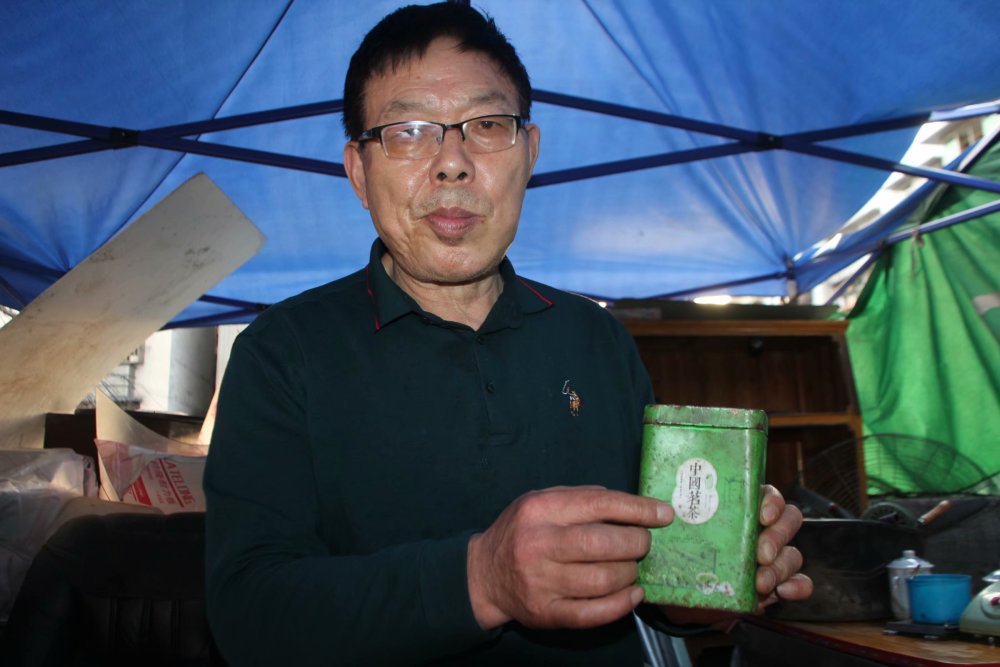 暖心重庆刘大毛老茶馆免费请抗疫一线医护人员喝一年盖杯茶