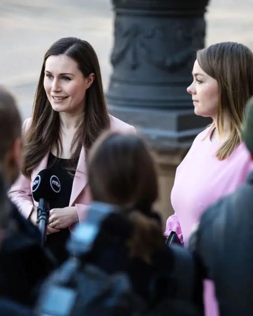 西服比伊万卡惊艳,马克龙主动攀谈|西装|桑娜马林|穿搭|马克龙|小西服