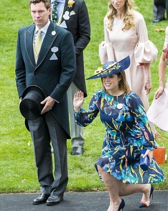 王室屈膝礼:卡米拉优雅和凯特有一拼,梅根远胜公主,戴妃成经典