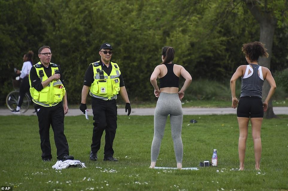 英国民众日光浴屡禁不止衣不蔽体缺少防护气坏警察愚蠢