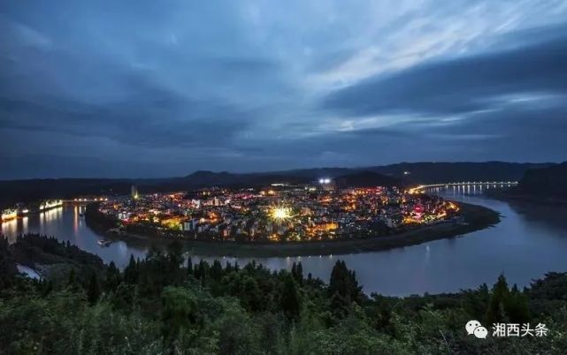 泸溪白沙绿水青山作画传