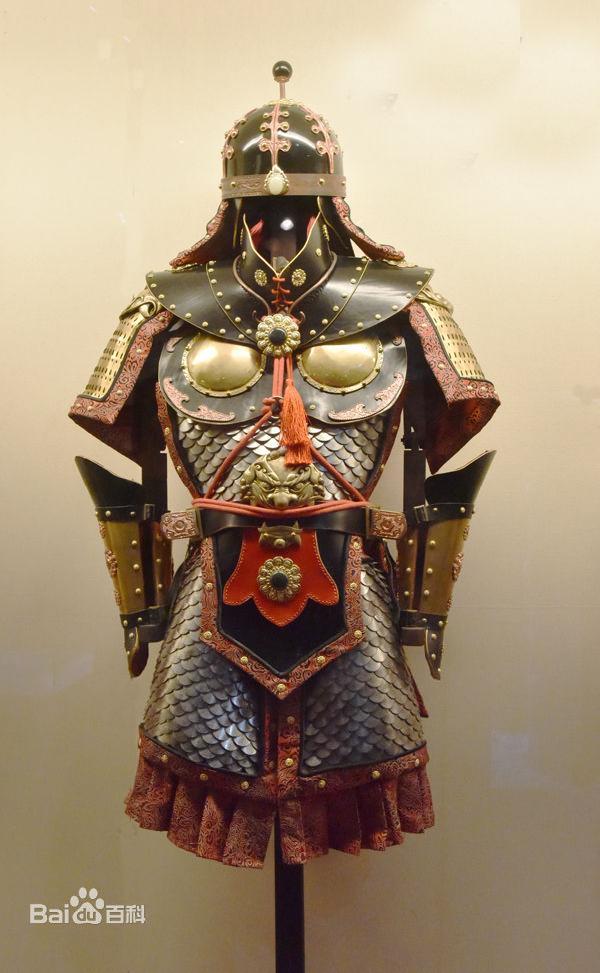 面",所谓胄,指的是战场上官兵们常佩戴的甲胄,是一种防护型的整套盔甲