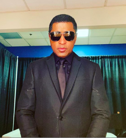 各地,美国更是病例急速攀升,美国知名男歌手兼制作人babyface(本名