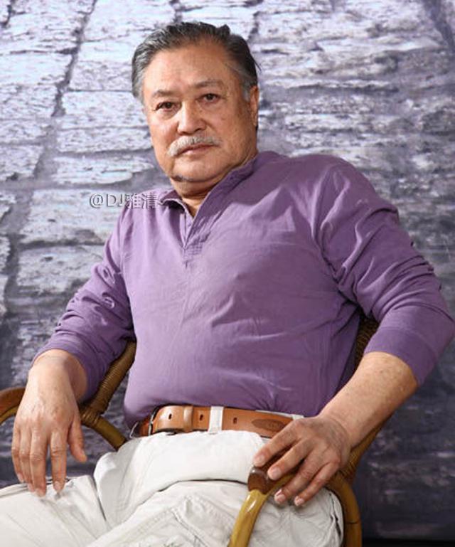 昔日东北男星,李默然的接班人,相貌英俊却戏好人不红,如今79岁越老越