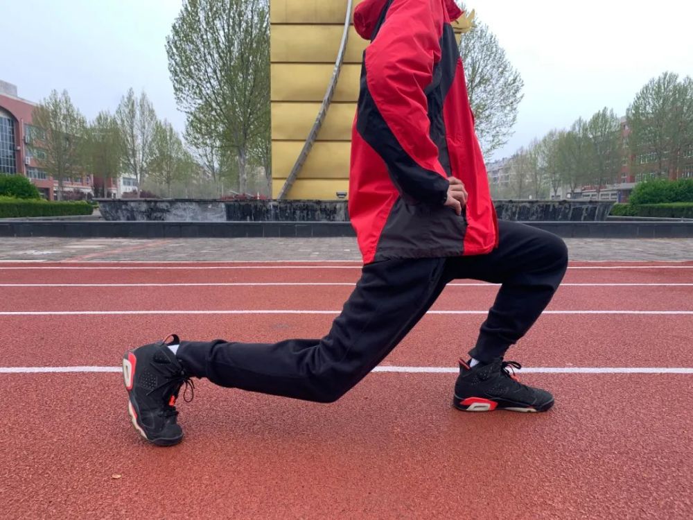 持续向前蹲走,双腿交替.