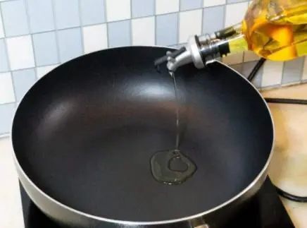 炒锅开锅万万不能用错油学会这样做普通铁锅也能变不粘锅