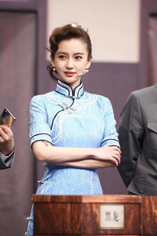 《王牌》关晓彤穿旗袍亮相,美得娇俏又性感,撞上baby,谁赢了