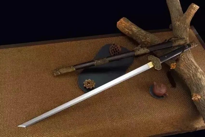 同时了解到目前的唐刀都有一个特点,就是刀身特别重,单手根本无法握住