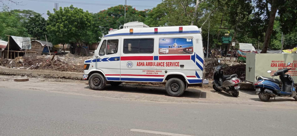 印度父母求医无门,3岁儿子在怀里死去:我们已经不需要救护车了