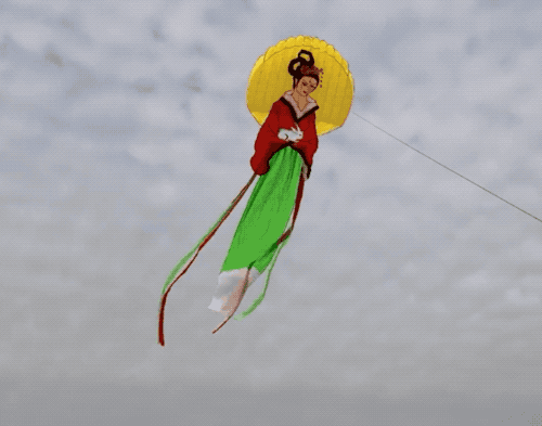 有个人说,「上次不知道谁放了个观音菩萨风筝,害我拜了半天.