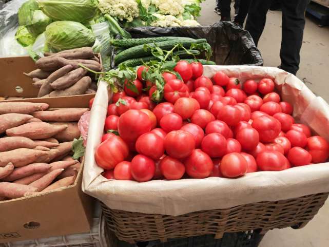 实拍菜市场"复市",人流涌动人山人海,一问西红柿价格扭头就走