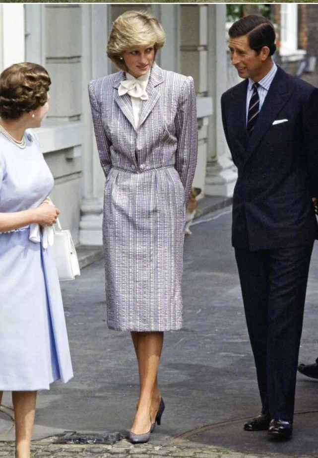 戴安娜王妃着装集锦,美貌气质,时尚优雅一肩挑,玫瑰风采永存