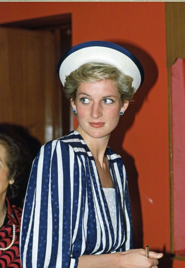 戴安娜王妃着装集锦美貌气质时尚优雅一肩挑玫瑰风采永存