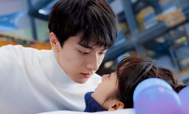 《小时光》开播2天播放量破千万,爆款预定!网友:好想上学谈恋爱