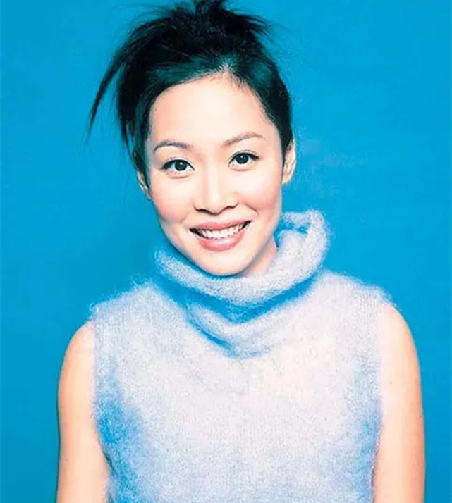 51岁彭羚在家做运动身材苗条少女感十足老公林海峰反对她复出