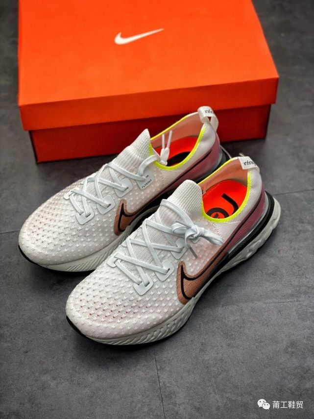 穿上它就能感受飞一般的体验耐克reactrun超级跑鞋开箱