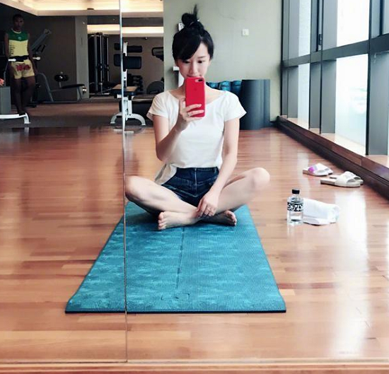 李念健身照引众人夸赞,肤白貌美颜值高,一双大白腿十分抢镜