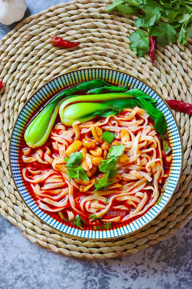 酸辣面这样做,我能连吃2碗,成本不到2块钱,5分钟就能做好