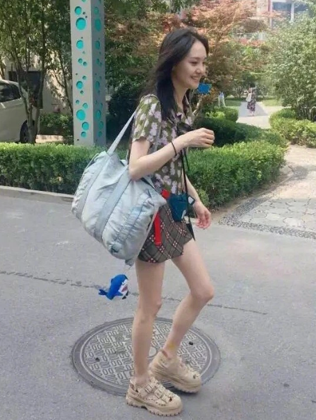 郑爽不化妆就去工作,谁注意她的膝盖?开十级"瘦腿"都没这效果