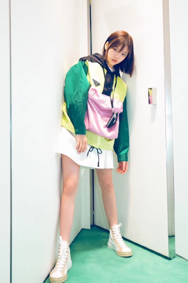 拼接上衣配短裙:秀腿,少女感一头短发的任敏清爽,少女,身穿着白色的