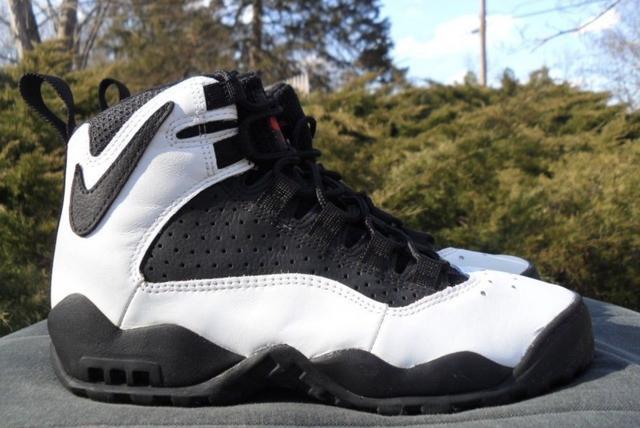 上世纪90年代耐克为转投到公牛打球的篮板王罗德曼量身定制的一款球鞋