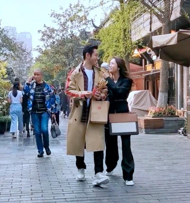 不怕baby吃醋黄晓明现身停车场拍戏与女演员甜蜜搂腰忘情热吻