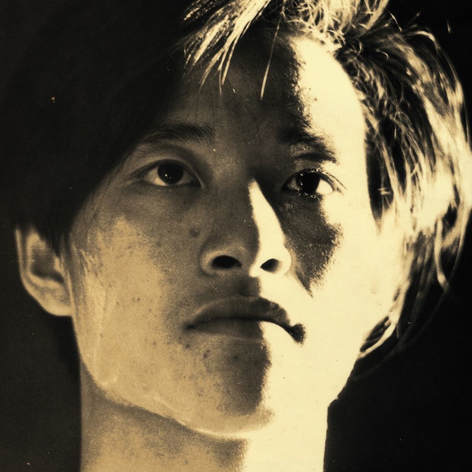 67岁仇笑痴近照戴老花镜难掩老态与妻子结婚30年恩爱如初