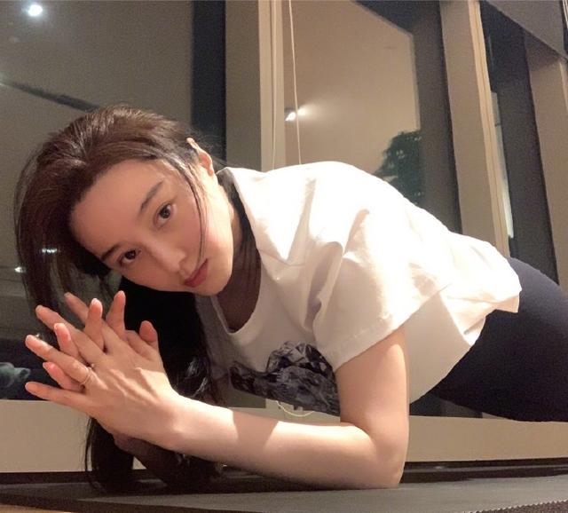 范冰冰|范冰冰再登时尚杂志，只在镜中露脸太别致，路人口碑仍难逆转？