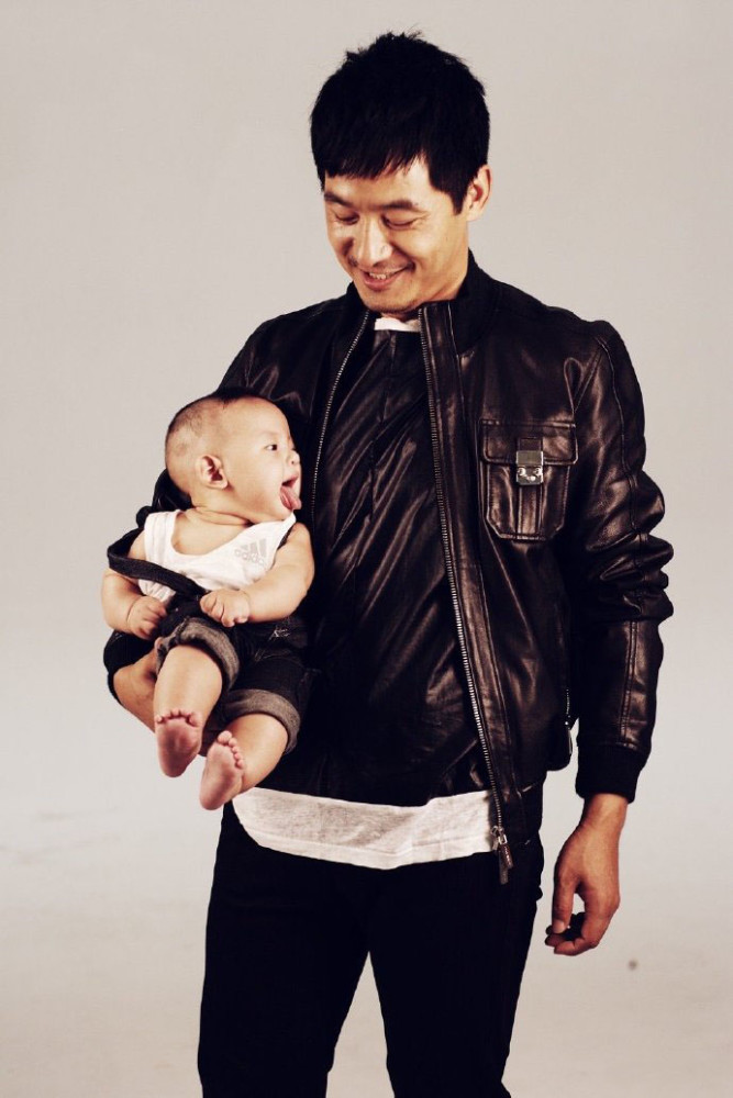 程莉莎为儿子庆生不忘秀恩爱小郭全家福中当电灯泡一脸嫌弃