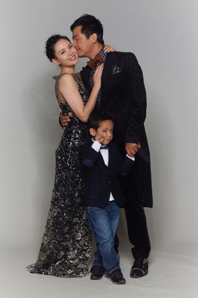 程莉莎为儿子庆生不忘秀恩爱小郭全家福中当电灯泡一脸嫌弃