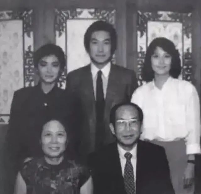 林青霞|林青霞与河南亲姐：失散36年才见面，两人活成一天一地