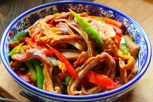 猪肚其实是猪的胃,富含了丰富的钙铁锌等多种营养成分,人体多吃一些的