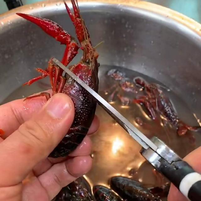 "宵夜王"小龙虾的家常做法,一招轻松去虾线,麻辣鲜香真过瘾
