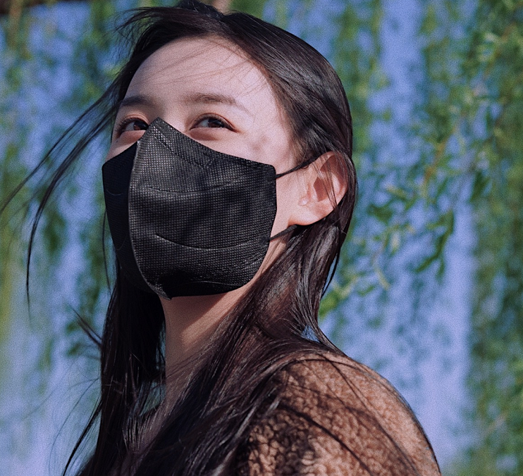 蒋依依小脸多"精致"?别人戴口罩只能捂住脸,她连下巴都盖住了