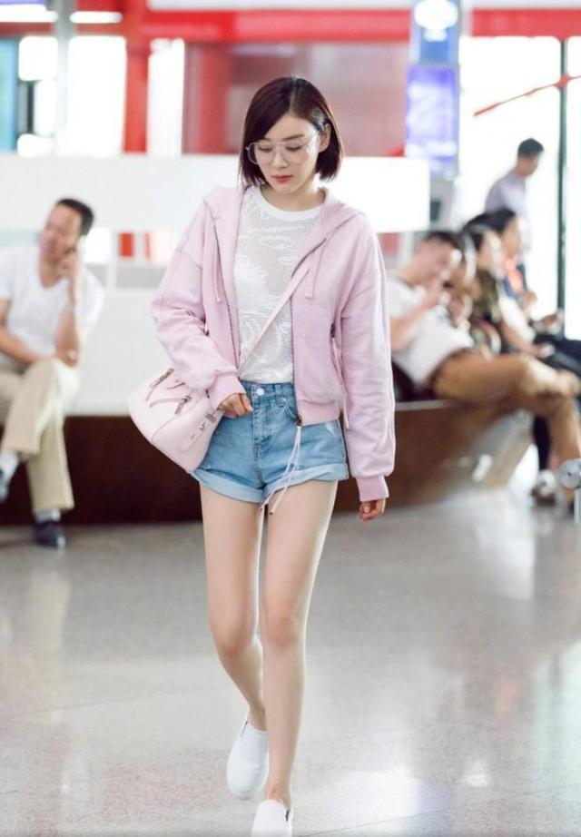 袁姗姗真会穿,穿蝙蝠袖西装搭紧身裤超显瘦,一般人真hold不住