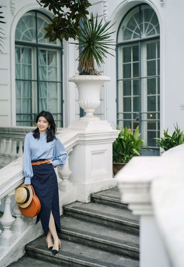 三木的穿搭造型很精致,穿淡蓝色衬衫配条纹半身裙,气质复古优雅