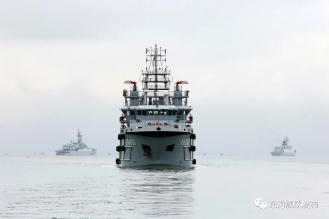 展开联合训练与某护卫舰支队怀化舰奔赴东海某海域两艘拖船组成编队