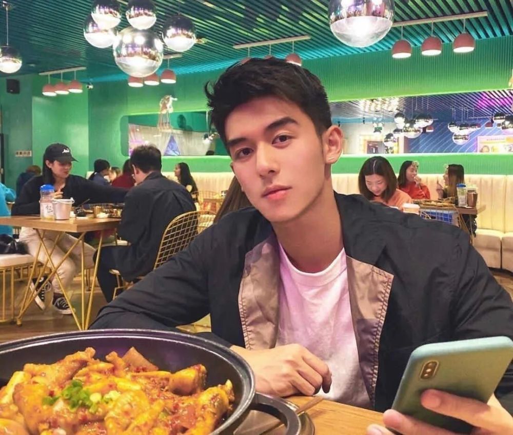 这个男人帅到我鸡叫