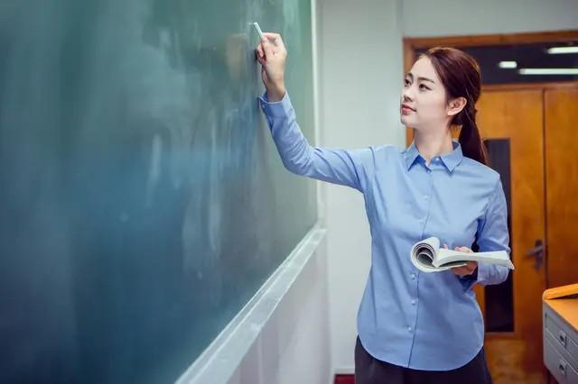 穿着过于清凉引发家长不满 女老师穿搭切记远离这四个字 咋穿咋美 腾讯新闻