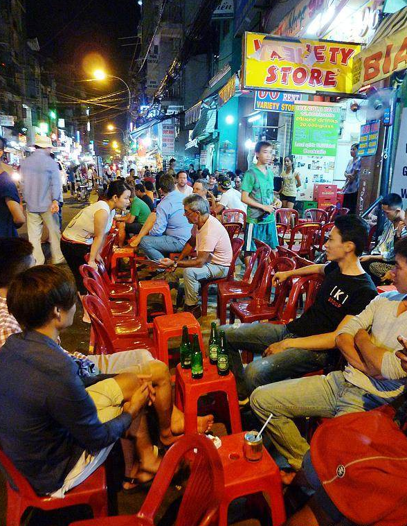 越南西贡的酒吧一条街,这里是欧美游客的娱乐天堂!